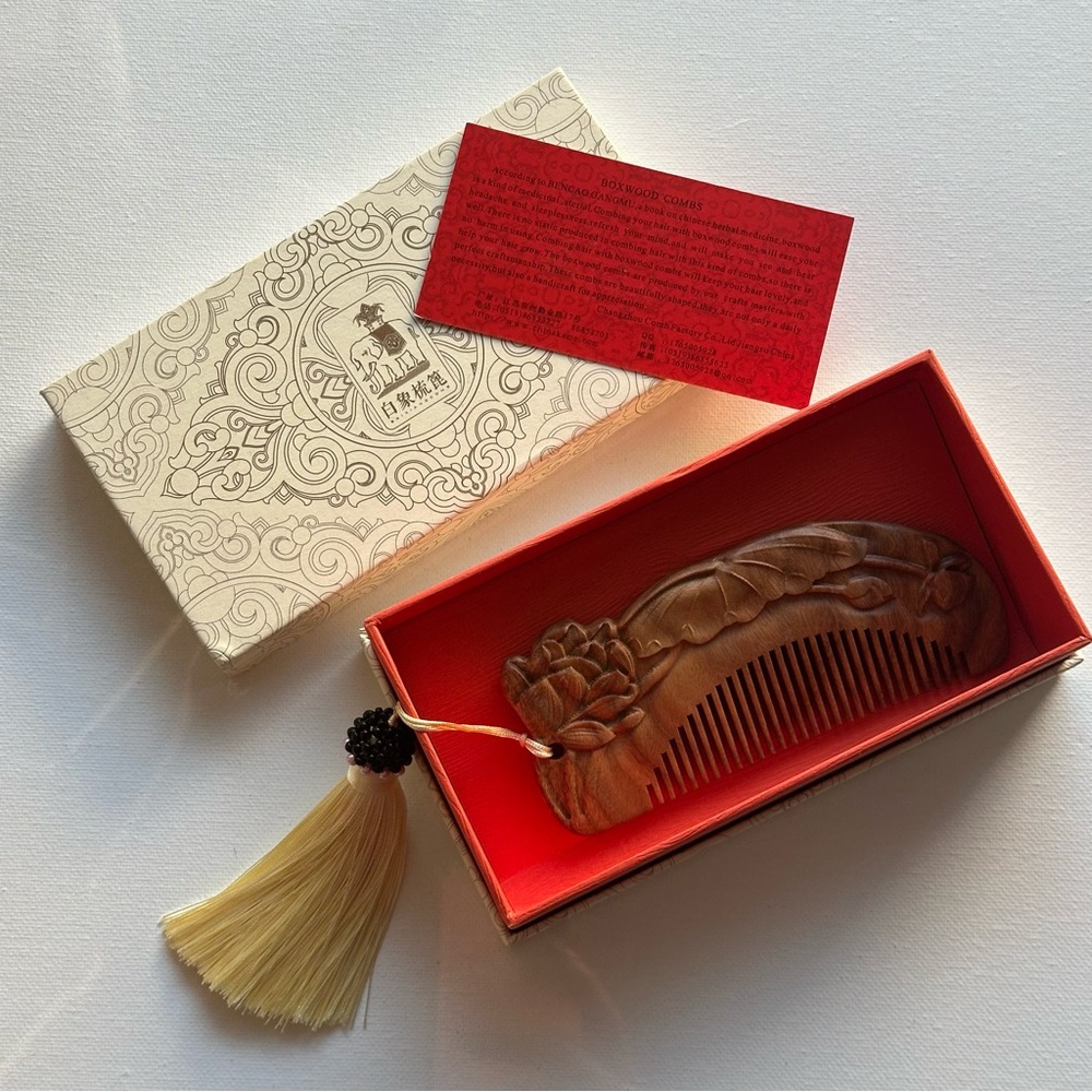 NIB Vintage Retro Hand Crafted Boxwood Lotus Wooden Comb with Beads and Tassel